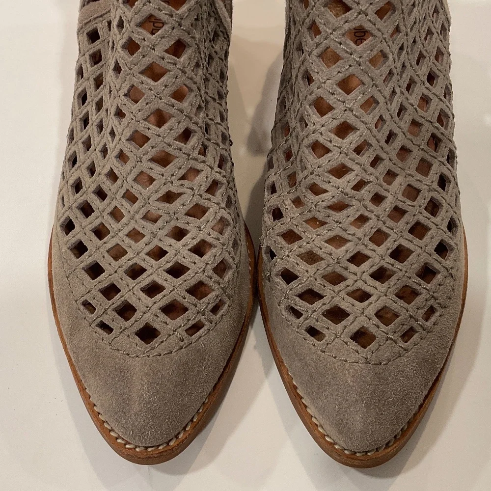 JEFFREY CAMPBELL Taggart Ankle Booties Taupe Suede Size 7.5 Excellent Condition
